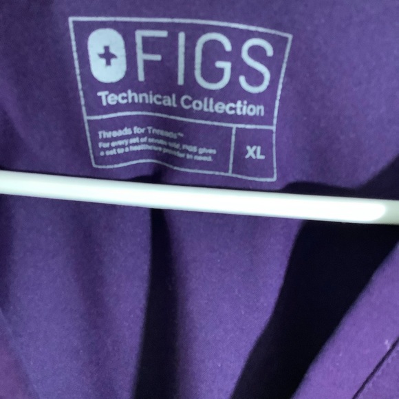 Figs Women’s Casma Three-Pocket Scrub Top - Picture 3 of 5